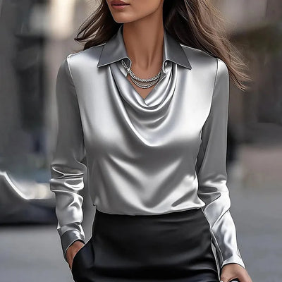 Freja™ – Elegant Satinbluse med Draperet Udskæring